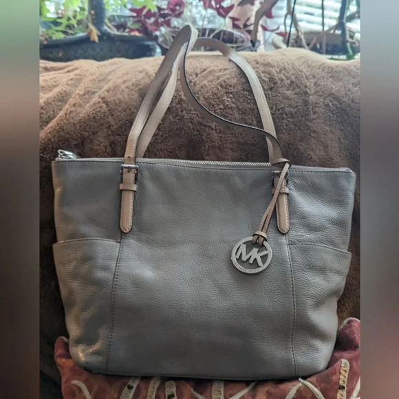 Authentic Michael Kors Jet Set Leather Tote - Picture 5 of 16